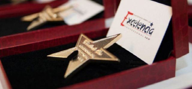 oy viernes, 21 de Julio, Lovely Lashes recibe el galardón “Estrella de Oro” que reconoce la trayectoria profesional de la firma especializada en extensiones de pestañas y cejas